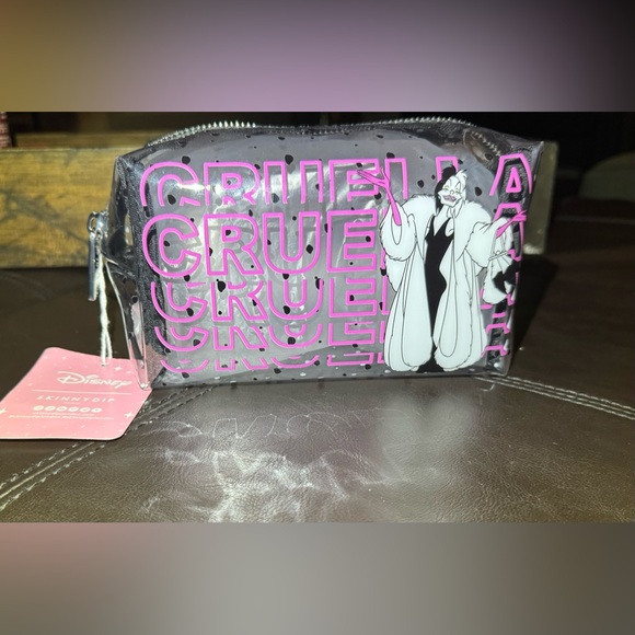 Disney Skinnydip Cruela from 101 Dalmatians Zip Pull Cosmetic Make-Up Bag - Picture 1 of 9